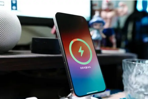 丰润苹果15换屏服务分享用什么充电器给iPhone15充电更好 
